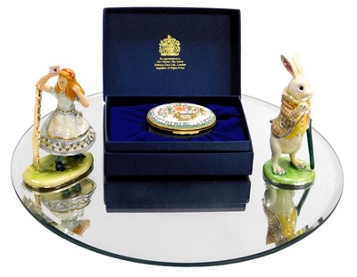 Lot 391 - A Halcyon Days enamel box for 1992, A Year to...