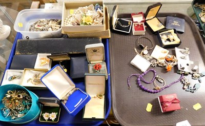 Lot 2231 - Costume jewellery, to include pendant...