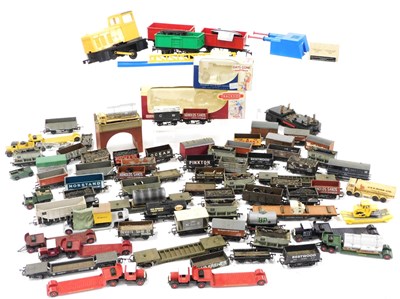 Lot 459 - Hornby 00 gauge rolling stock, chiefly wagons,...