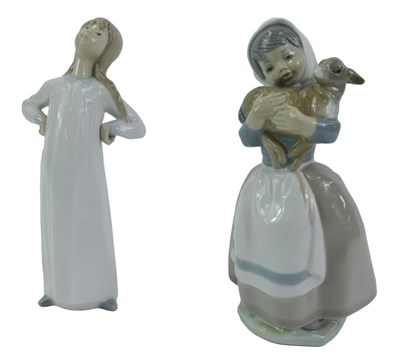 Lot 32 - A Lladro porcelain figure of a girl wearing a...