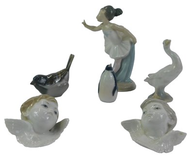 Lot 40 - A group of porcelain, comprising a Nao...