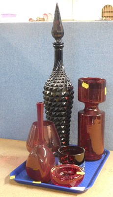 Lot 2001 - Glassware, including a large vase with stopper,...