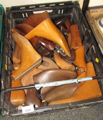 Lot 2026 - Assorted shoe stretchers. (1 box)