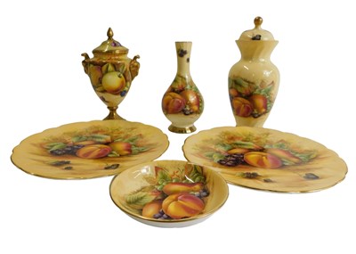 Lot 391 - A group of Aynsley Orchard Gold porcelain,...