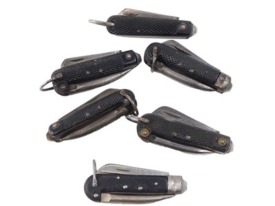 Lot 256 - A selection of British Army pocket knives/jack...
