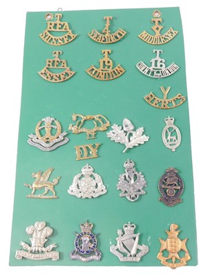 Lot 265 - A collection of cap badges and WWI period...