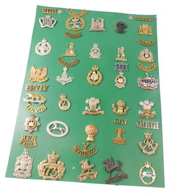 Lot 281 - A collection of cap badges, to include WWI...