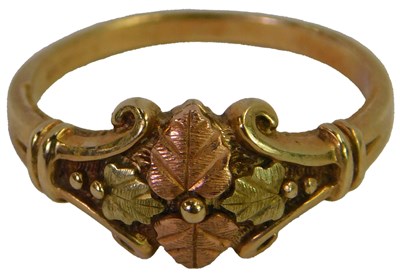 Lot 315 - A 9ct three-colour gold flower head, size P,...