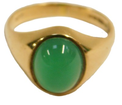 Lot 77 - A 9ct gold and cabochon jade ring, size L, 3g.
