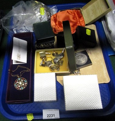 Lot 2231 - Costume jewellery, item include pendants with...