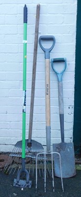 Lot 1087 - A group of garden tools, comprising fork, hoe,...