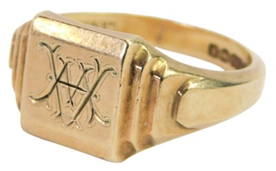 Lot 612 - A gentleman's 9ct gold signet ring, monogram...