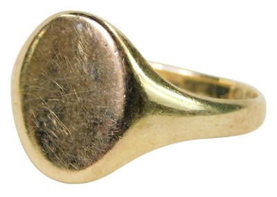 Lot 613 - A gentleman's 9ct gold signet ring, size P, 2.6g.