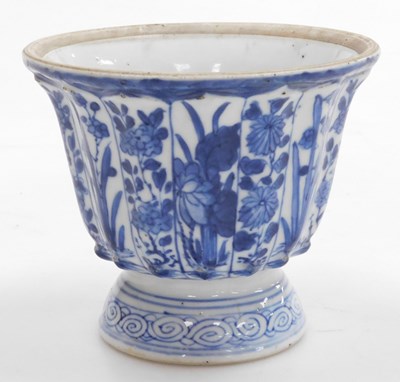 Lot 15 - A Chinese Qing dynasty blue and white...