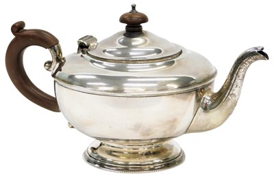 Lot 31 - A George V silver teapot, on a domed beaded...