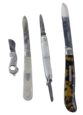 Lot 380 - A Victorian silver mounted cigar or cheroot...
