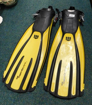 Lot 2009 - A pair of Mares swim fins, size XL.