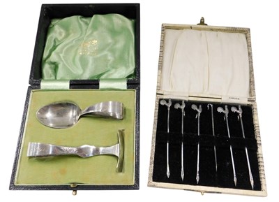 Lot 690 - A George V silver baby pusher and spoon,...