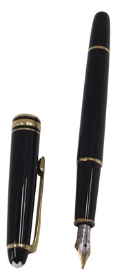 Lot 741 - A Mont Blanc Meisterstuck black and gilt...