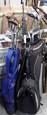 Lot 1569 - A Gallaway golf bag, containing various golf...
