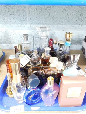 Lot 2121 - Various perfume bottles, some with contents,...