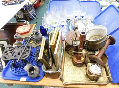 Lot 2129 - Metalwares, to include cast iron and brass...