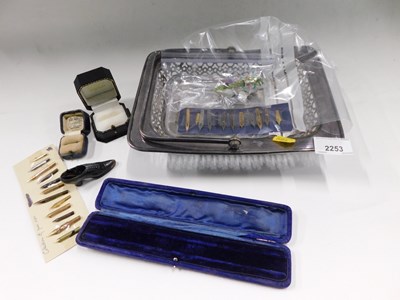 Lot 2253 - A silver plated basket, together with various...