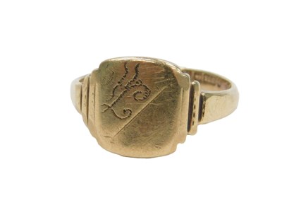 Lot 425 - A 9ct gold signet ring, initial engraved, size...
