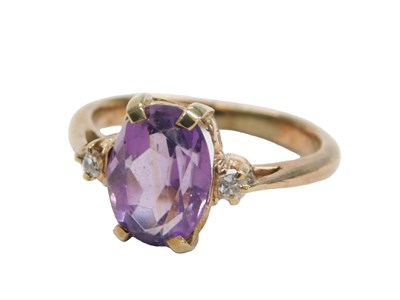 Lot 423 - An amethyst ring, oval cut in a claw setting,...