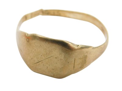Lot 850 - A 9ct gold signet ring, cut, 3.3g.