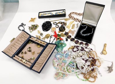 Lot 2262 - Costume jewellery, to include beaded necklaces,...