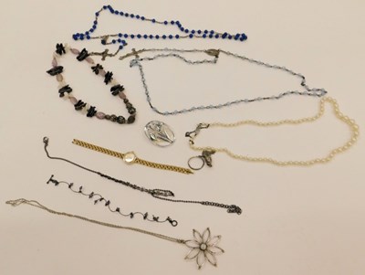 Lot 2263 - Costume jewellery, to include a lady's...