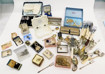 Lot 2267 - Costume jewellery, to include spider brooches,...