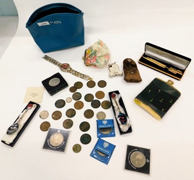 Lot 2269 - Commemorative crowns, together with a golfing...