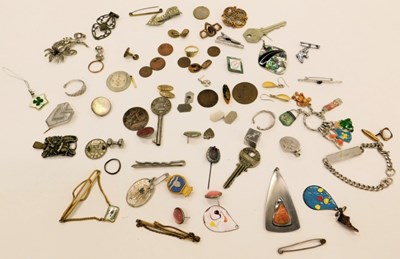 Lot 2274 - Costume jewellery, to include brooches,...