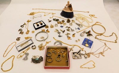 Lot 2277 - Costume jewellery, to include neck chains,...