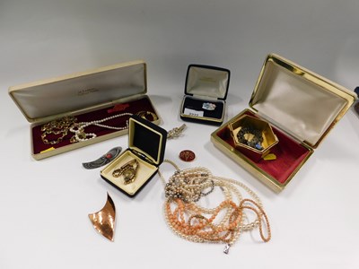 Lot 2247 - Costume jewellery, to include simulated and...