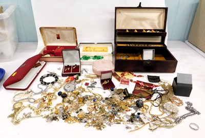 Lot 2285 - Costume jewellery, to include brooches, neck...