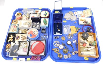 Lot 2287 - Costume jewellery, to include stone set...