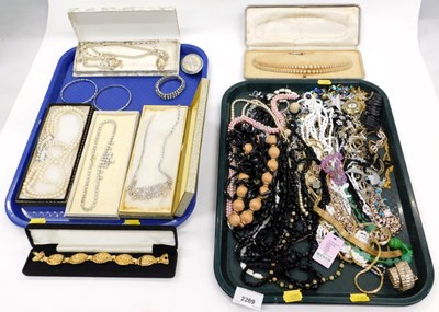 Lot 2289 - Costume jewellery, to include simulated pearl...