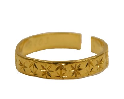 Lot 415 - A 22ct gold wedding band, with engraved floral...