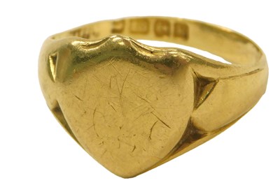 Lot 414 - An 18ct gold gentleman's shield shaped signet...