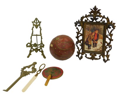 Lot 1019 - A group of collectables, including a Middle...