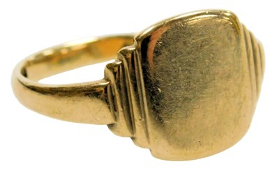 Lot 211 - A 9ct gold gentleman's signet ring, size S, 3.9g.