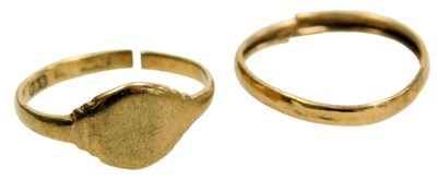 Lot 217 - A 9ct gold lady's signet ring, cut, size...