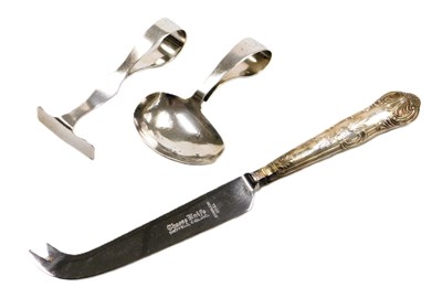 Lot 304 - A George V silver baby spoon and pusher, boxed,...