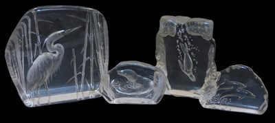 Lot 135 - A Mats Jonasson glass intaglio sculpture of a...