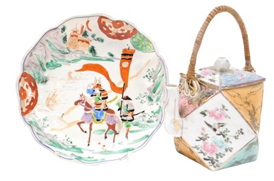 Lot 346 - A Meiji period Japanese Imari dish, decorated...