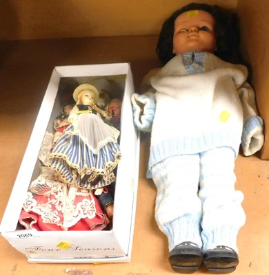 Lot 2069 - Various dolls, to include some in world dress.