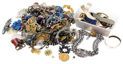 Lot 430 - Assorted costume jewellery, including crystal...
